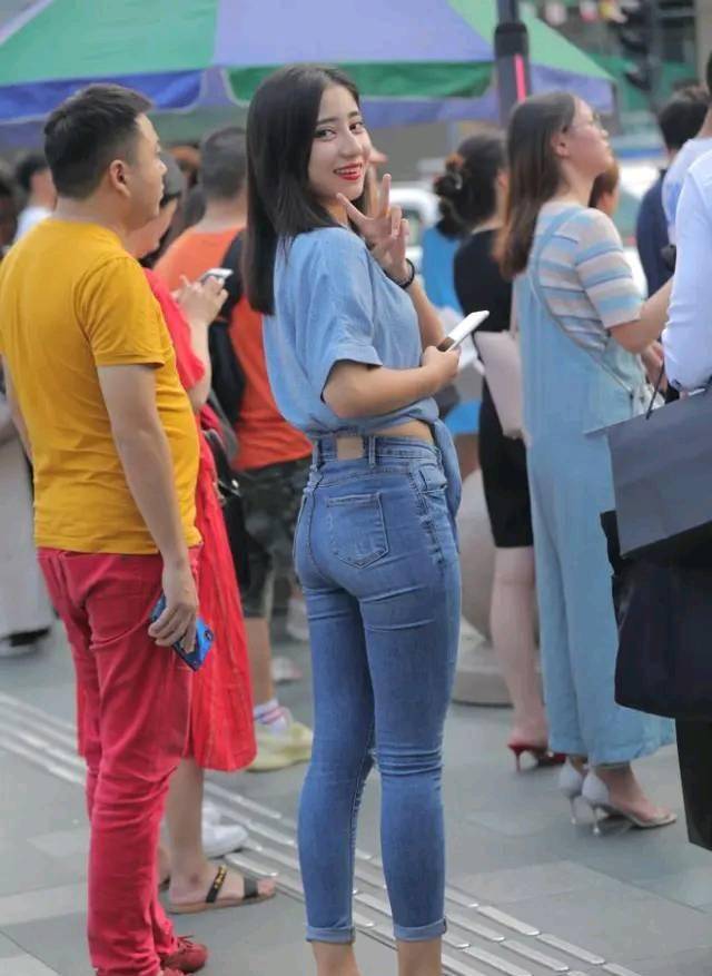时尚|专题街拍：牛仔裤是每个潮流女人必备的时尚单品