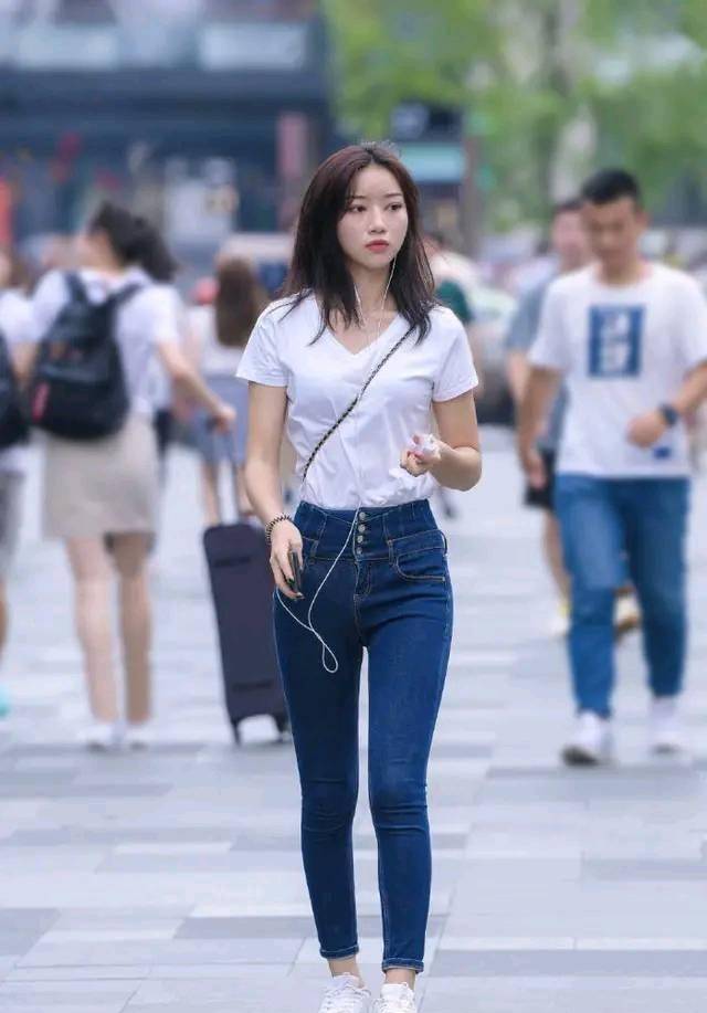 时尚|专题街拍：牛仔裤是每个潮流女人必备的时尚单品