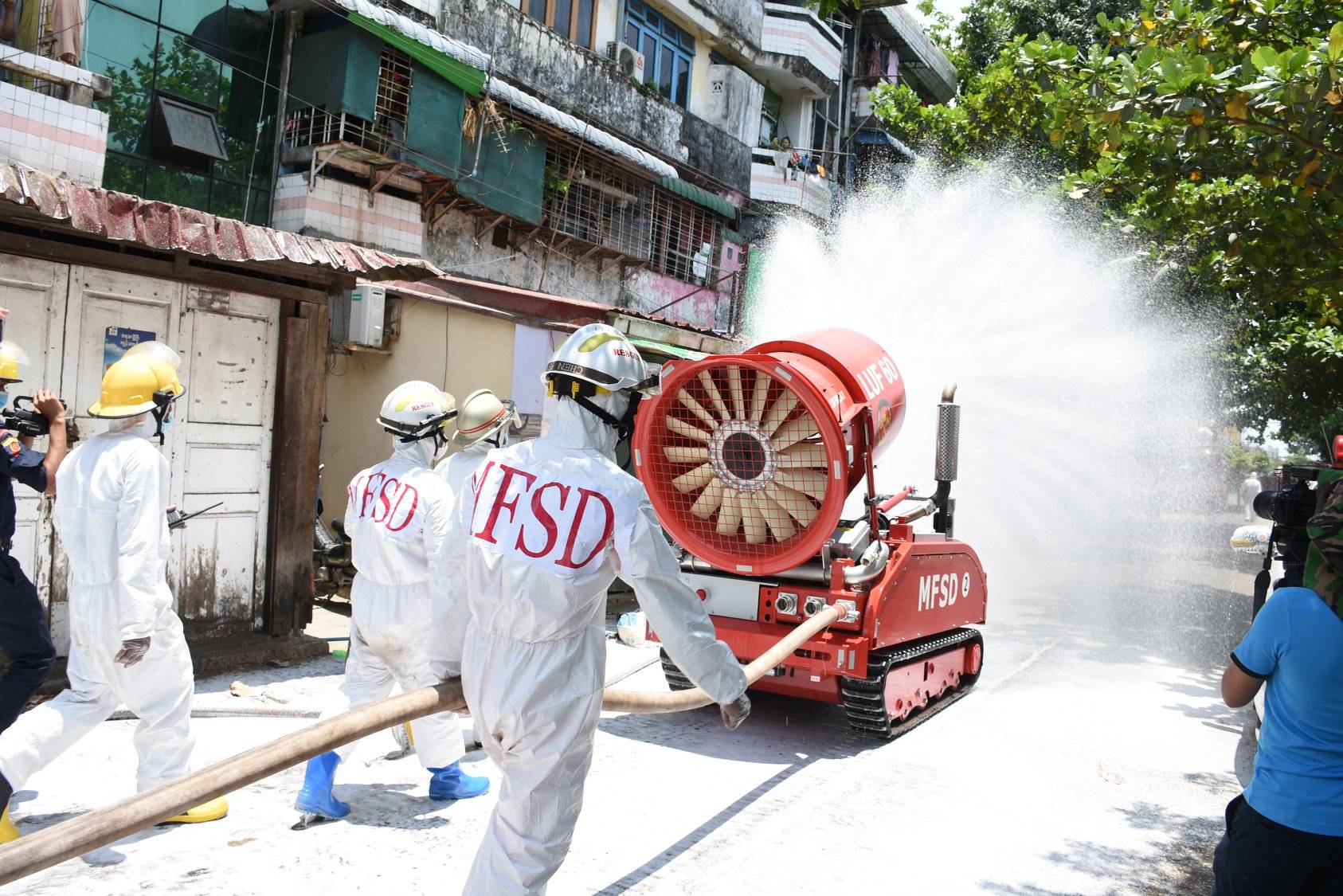 缅甸消防的先进装备在仰光街头喷洒消毒液的luf60无人消防车