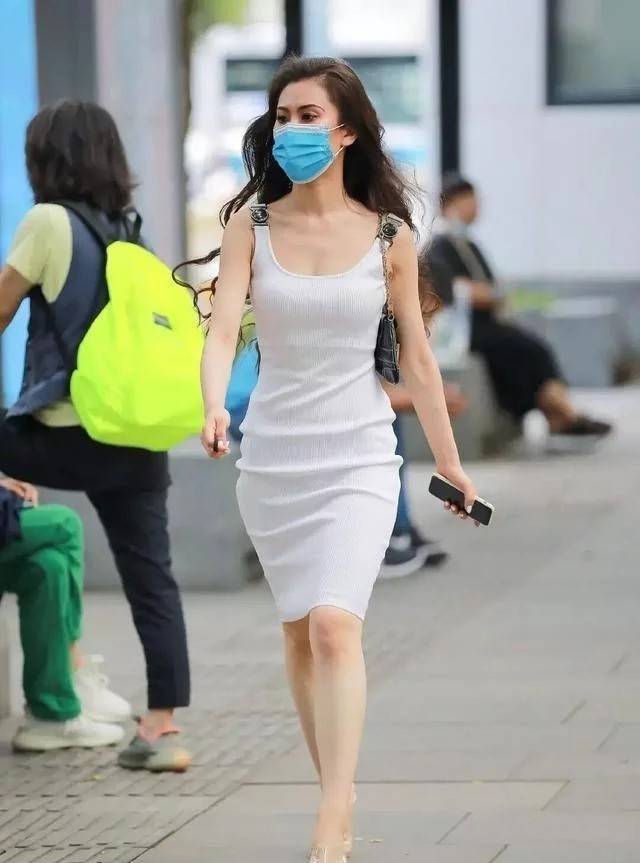 黑色|简单方便的连衣裙装扮更加立体显瘦，显得身材妩媚动人，热情洋溢