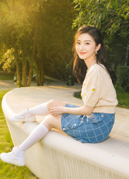 景甜分享夏日郊游写真 明媚阳光女友视角令人心动