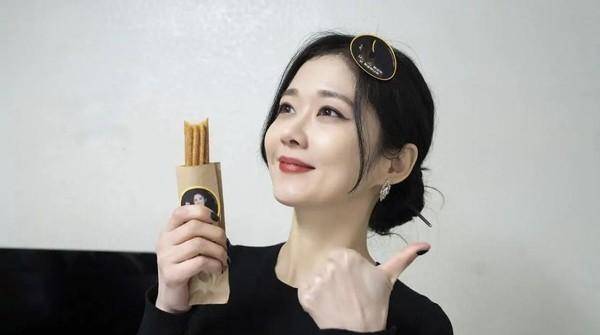 变化|张娜拉风格变化大，姨妈红唇配眼妆走御姐风，但笑起来还是小姑娘
