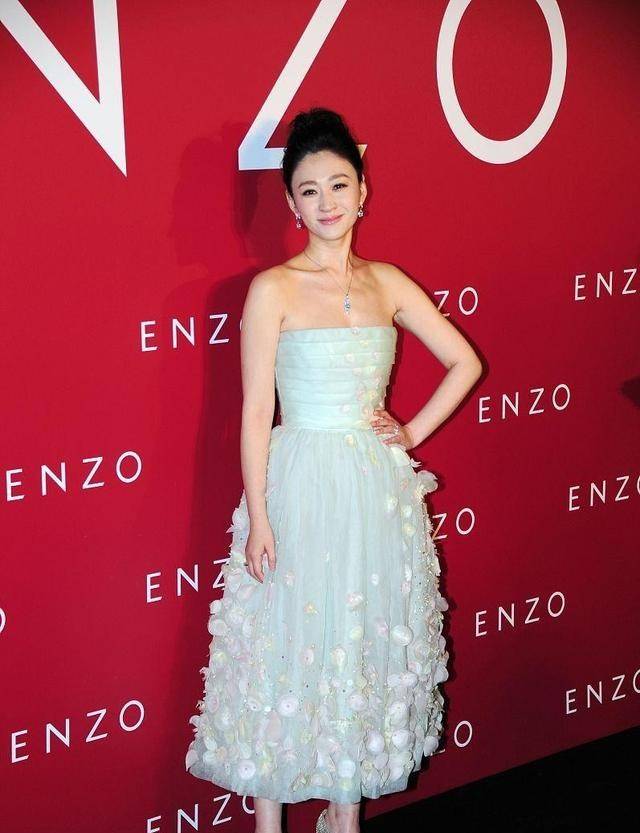 好身材|李小冉这样的女人真厉害，这么紧的裙子也穿得进，好身材真没藏住