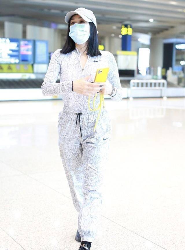 套装|钟丽缇一点都不像奔五的人，一身未来感搭配太惹眼，真不是一般人