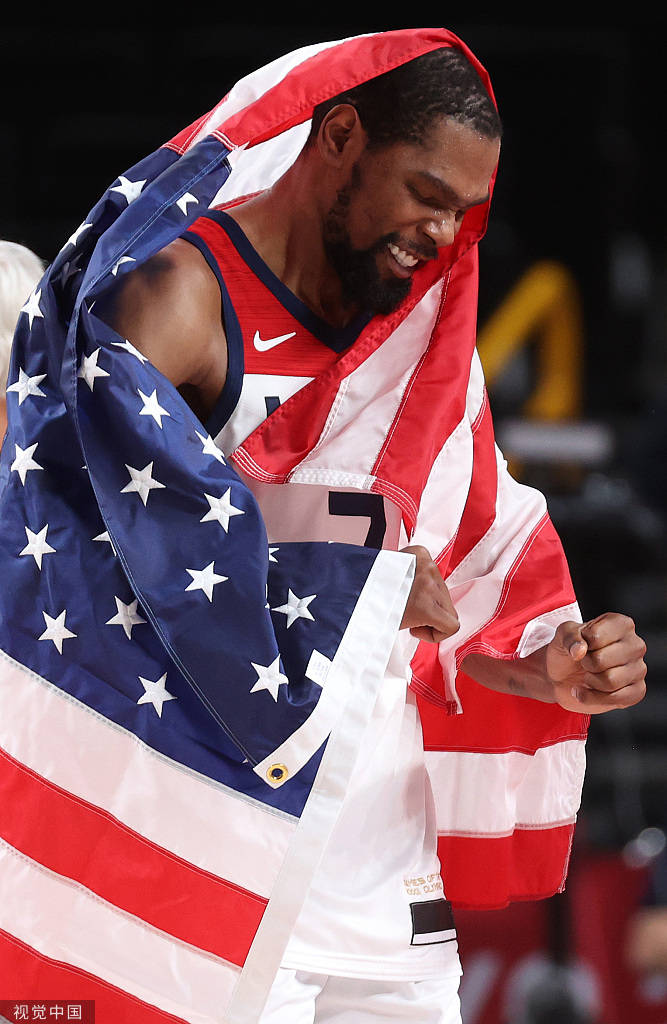高清图:美国男篮摘得奥运金牌 杜兰特披国旗庆祝