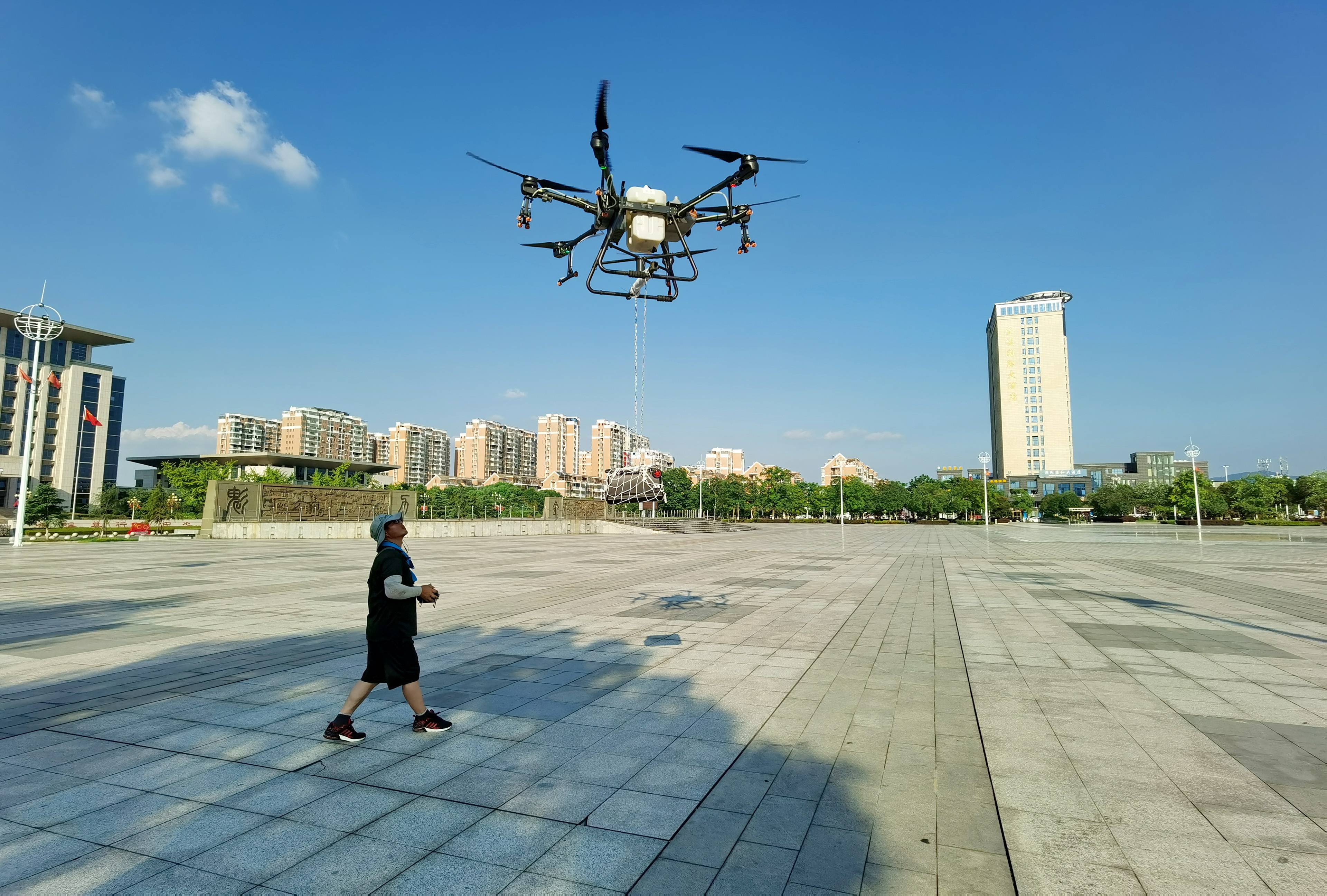 江西金溪:无人机空中喊话宣传疫情防控知识(组图)