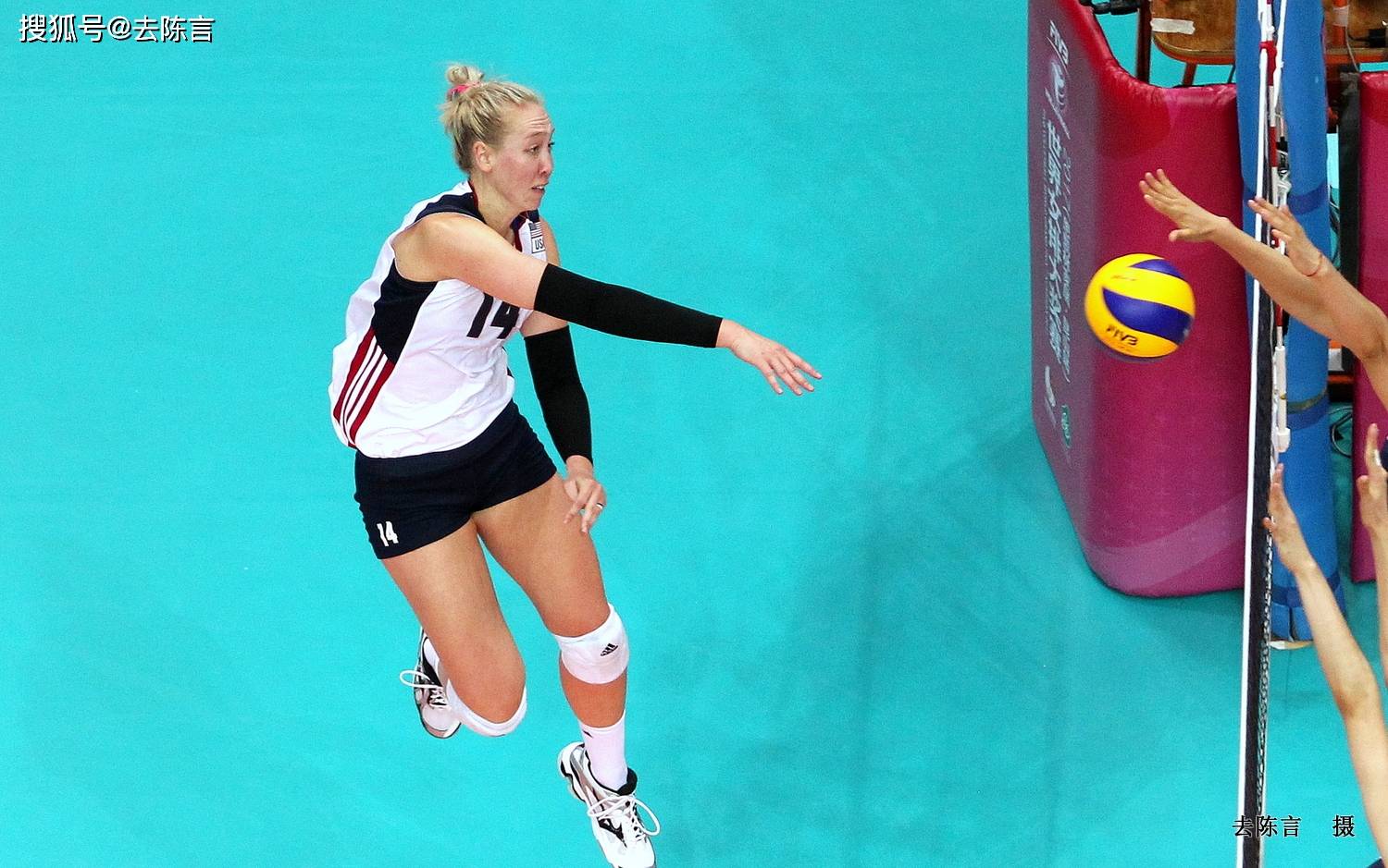 今天比赛一开始美国女排坚决贯彻拼发球带动拦防的策略,尽管发球失误