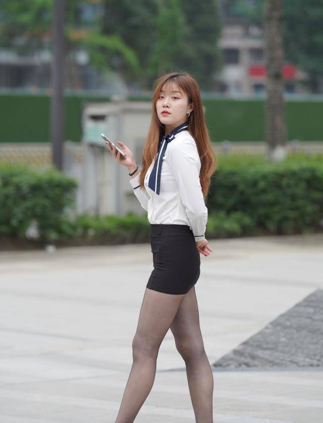 黑色|夏天职业装该怎么穿？白衬衫搭配黑色包臀裙，干练利落又时髦优雅