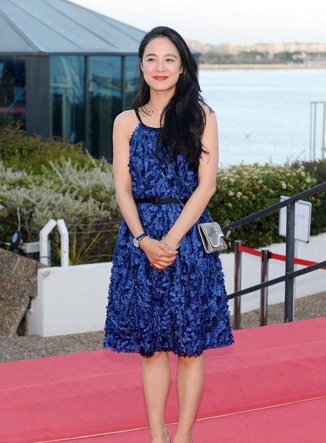 黑色|姜文和妻子甜蜜出游，两人私下打扮接地气，久违露面也这么恩爱