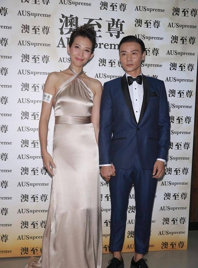 身材|蔡少芬和张晋真恩爱，手背到后面还要牵着，幸福的样子让人羡慕