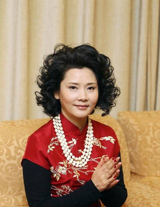 刺绣|何赛飞自然老的样子真美，穿旗袍挺有气质，眼角细纹也不影响气质