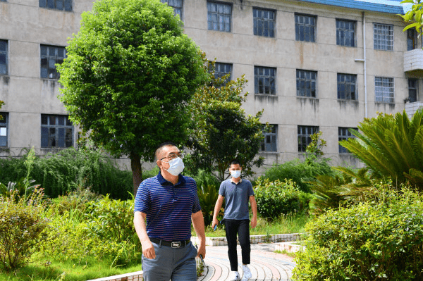 李碧泉来到严塘镇湖城学校,严塘镇中学,严塘镇教育