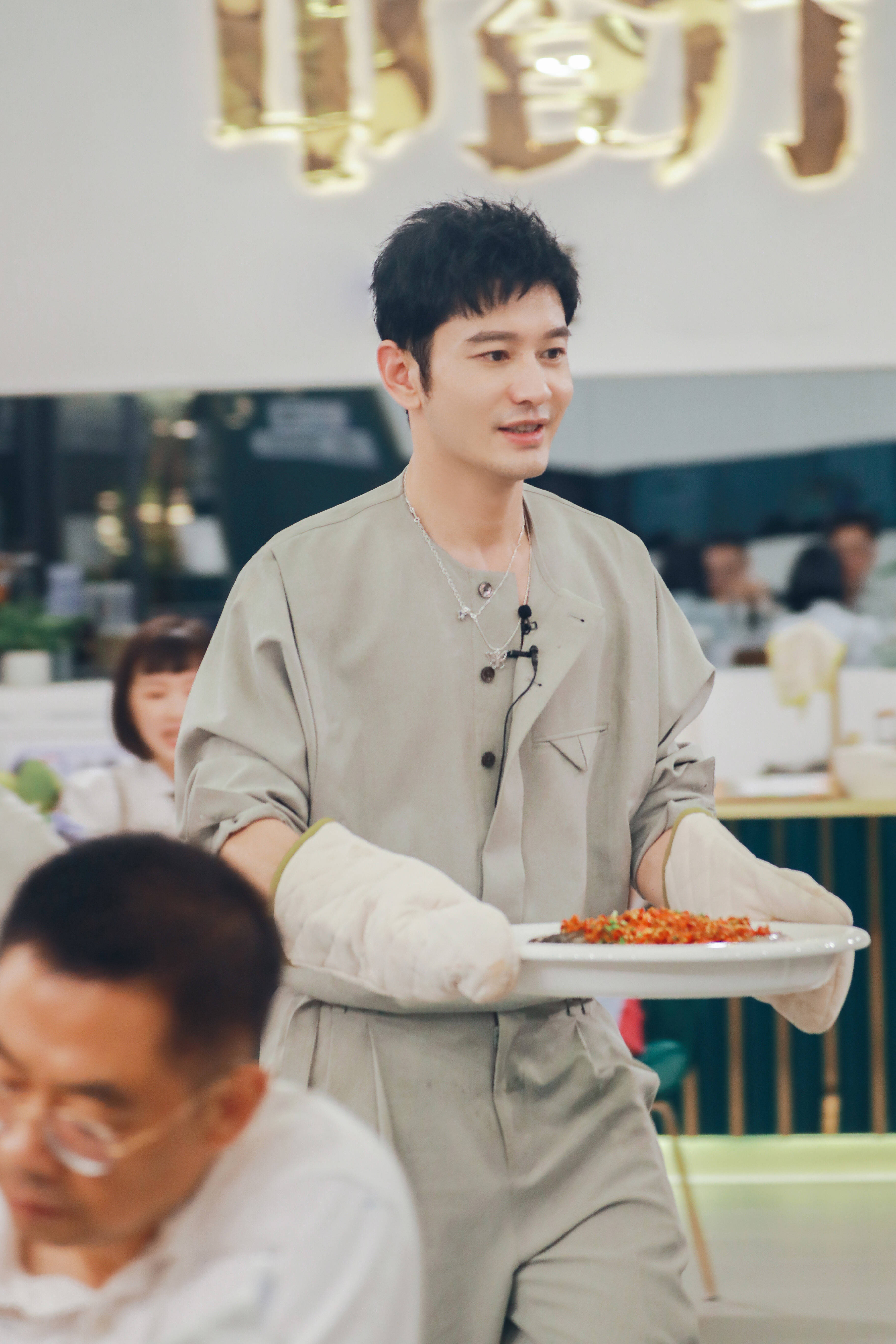 清爽又帅气!黄晓明《中餐厅5》穿白衬衫准备食材