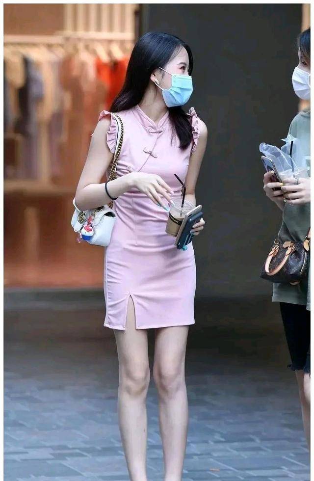 颜色|复古款粉色连衣裙，凸显白嫩肌肤，给人温婉可人的感觉