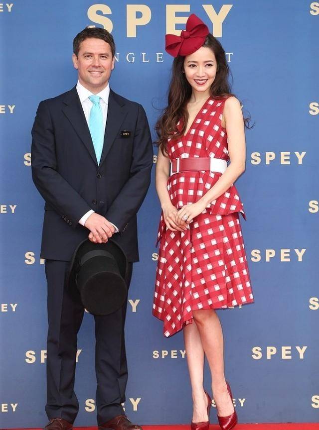 套装|侯佩岑扮嫩有一套，就算穿着妩媚的红裙，头上戴蝴蝶结却显嫩不少