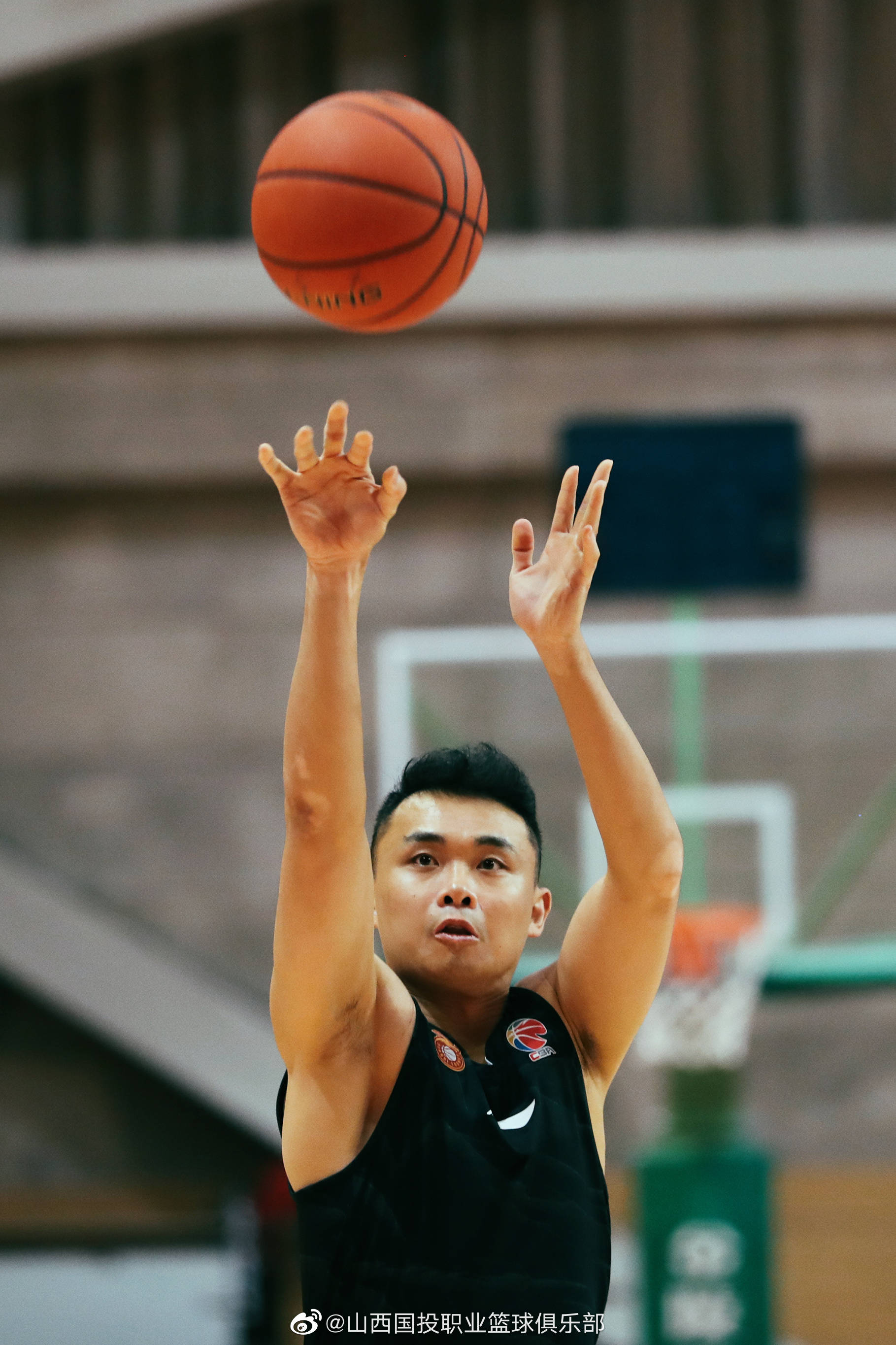 组图:山西男篮认真备战新赛季 原帅冷静出手