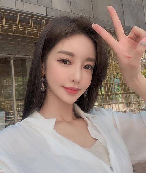 初夏|韩国模特孙允珠韩版初夏白色麻布修身休闲衬衫网拍