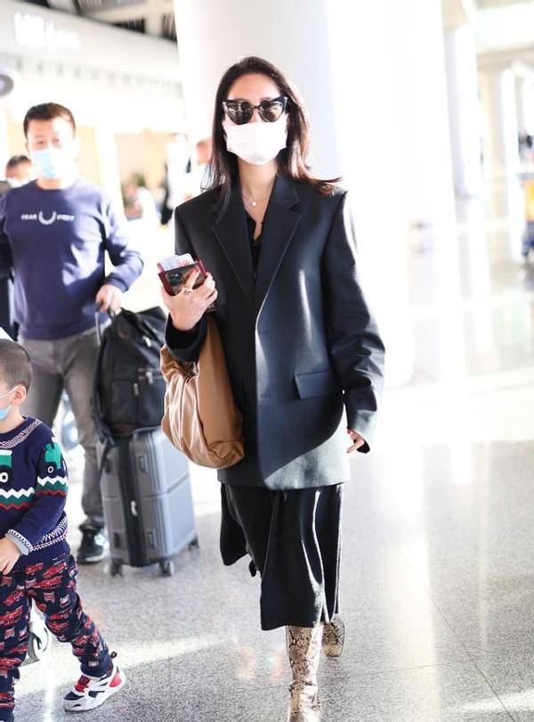 建议|杨采钰戴墨镜酷似刘亦菲,私下穿牛仔裤配棉服走机场,随性又自然