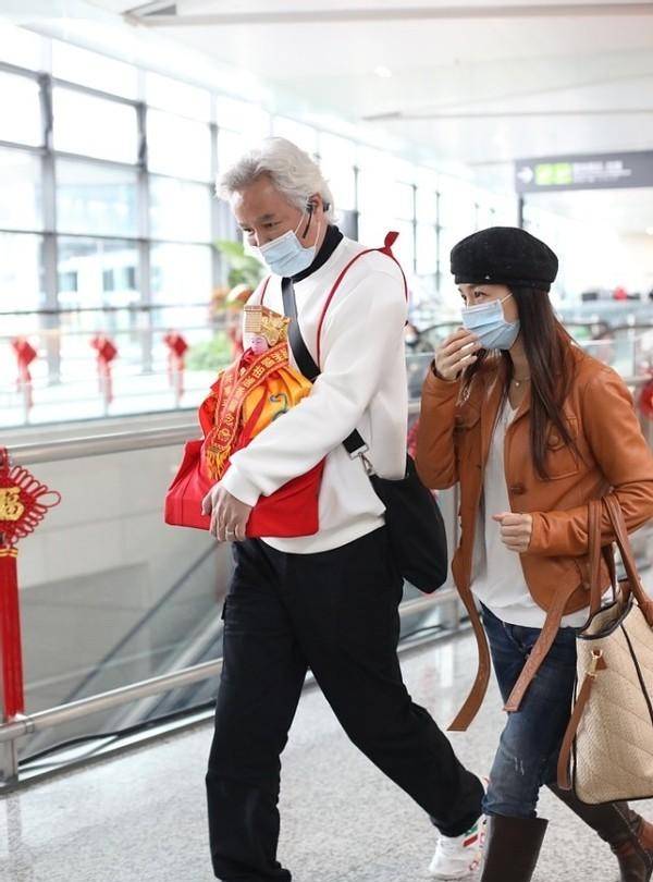 张庭|张庭林瑞阳现身机场，张瑞阳身背财神爷求发财，看着挺喜庆