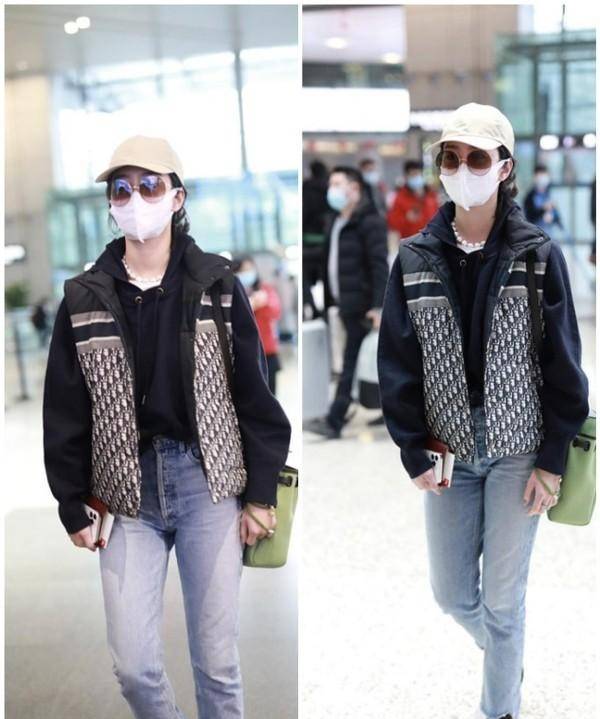 建议|杨采钰戴墨镜酷似刘亦菲,私下穿牛仔裤配棉服走机场,随性又自然