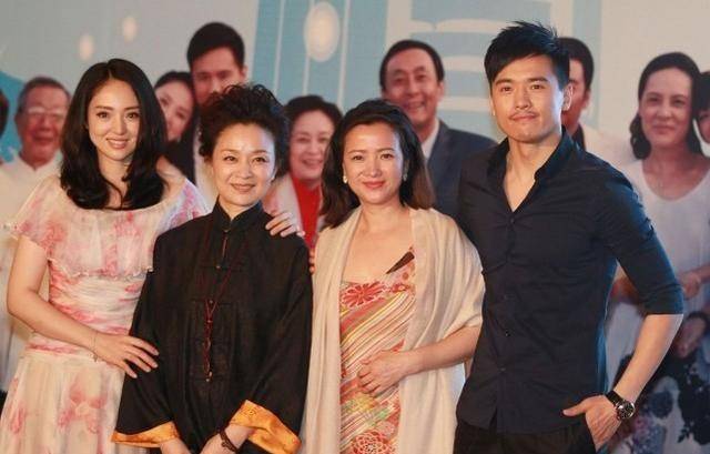 何晴|演员何晴真是风韵犹存，身穿裹身裙的裙子，略显小肚腩也很自信