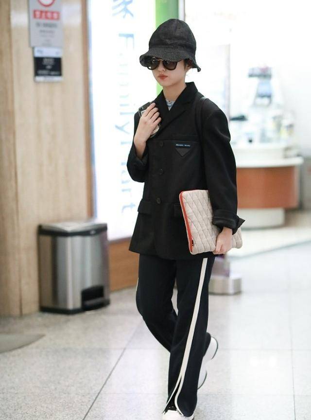 设计|别看张子枫年纪不大,但穿上“鱼鳞裙”也挺有气场,挺有大人样的