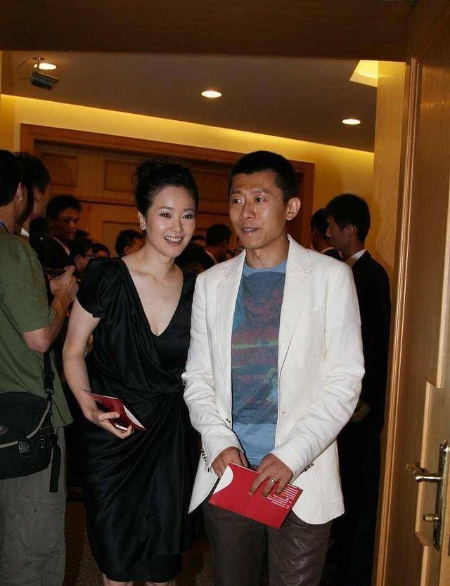 左小青|左小青的一双“奶棍腿”太抢镜了，看着让人羡慕，穿裙子真够美的