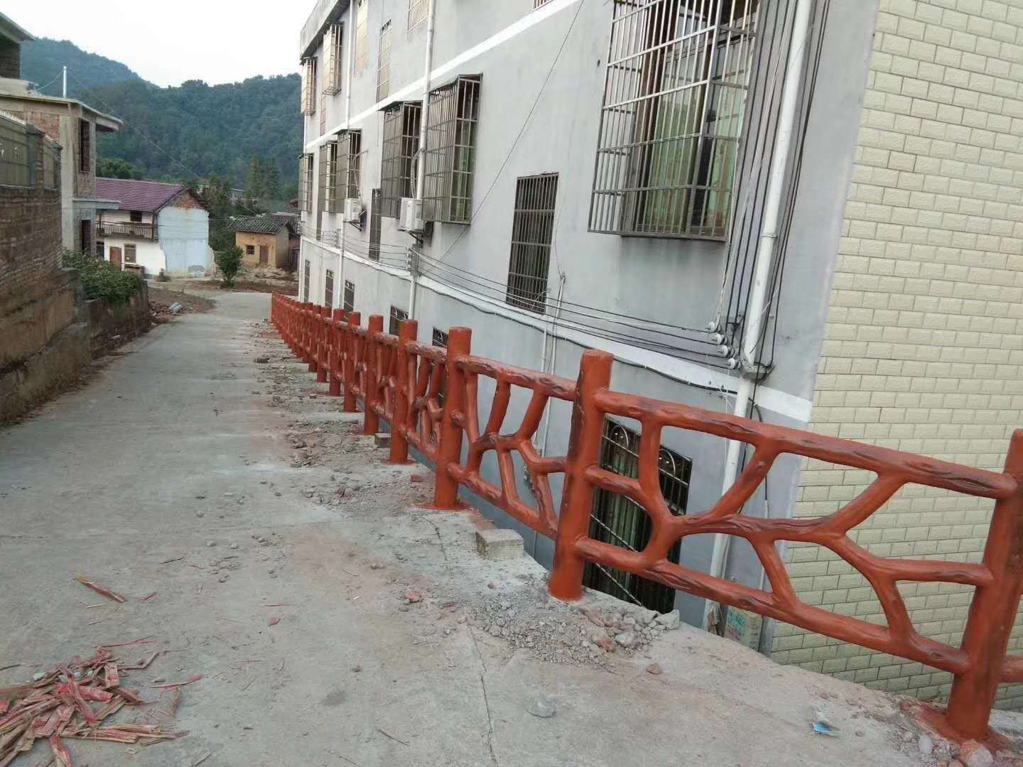 江西旧乡村改革变成新农村水泥制品成了新农村的宠儿护栏制作