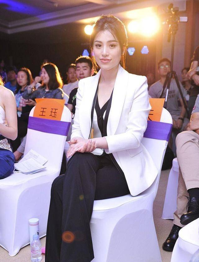 前妻|刘翔前妻的身材真不白给,穿得保守也藏不住,同框温峥嵘也不输