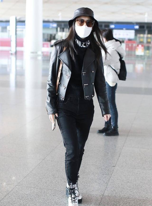 黄圣依|黄圣依真会扮嫩，羊羔绒夹克配牛仔裤清爽减龄，哪像俩孩子的妈