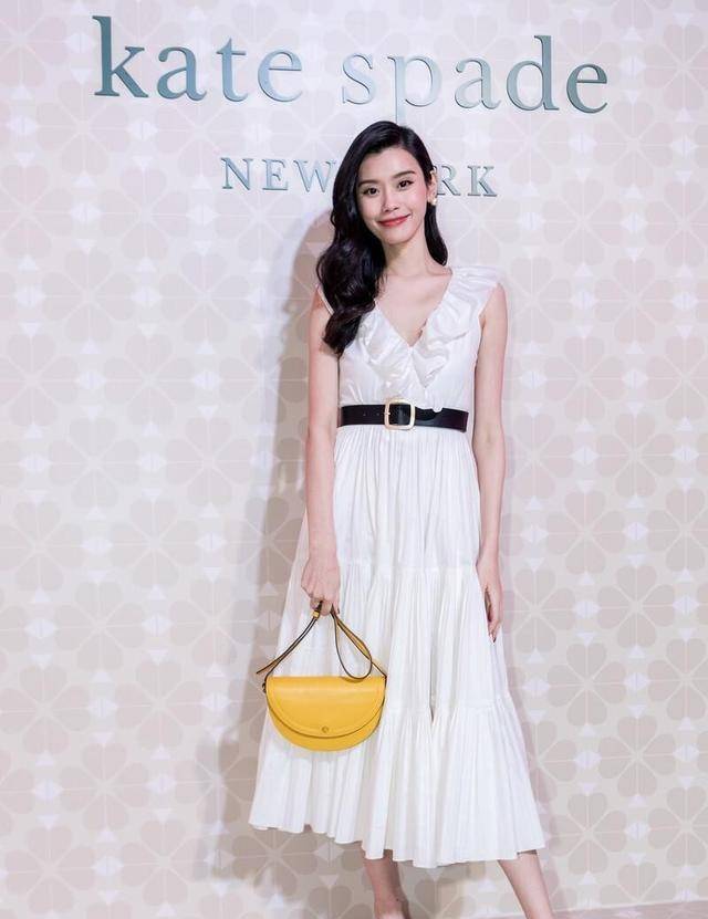 黑色|奚梦瑶真是够瘦的,穿这么肥大的外套也不显胖,反而显得腿更细了