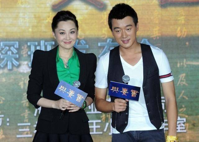 许晴佟大为同框合体穿西装也有女人味但丝袜选得有点老土了