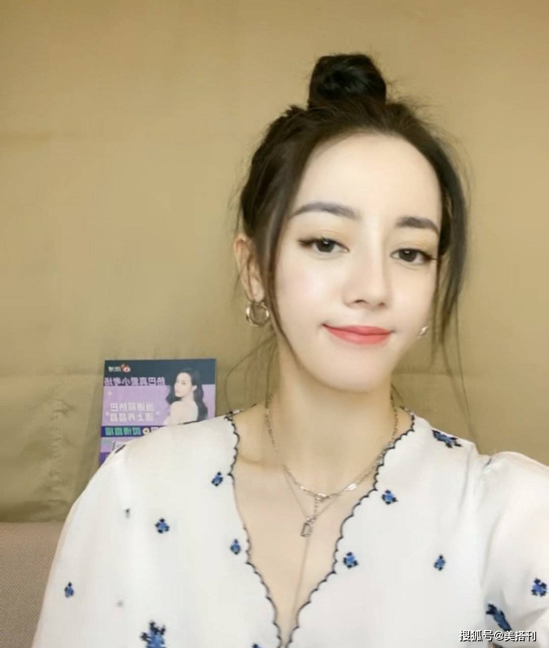 花朵|热巴太没有偶像包袱了！直播疯狂做鬼脸，碎花衫配丸子头俏皮可爱