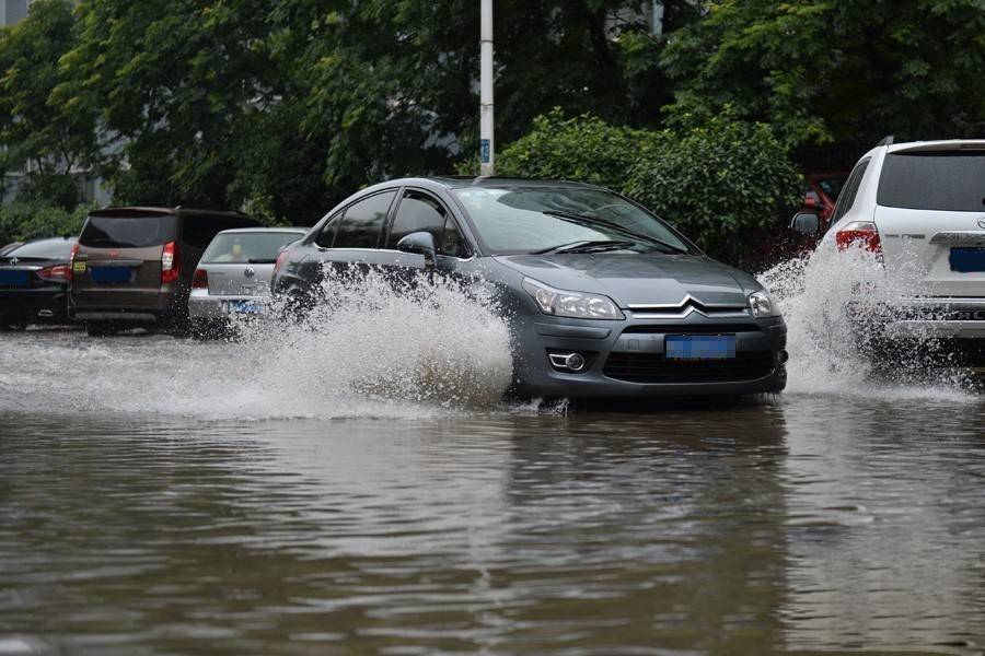 積水路面行駛的汽車