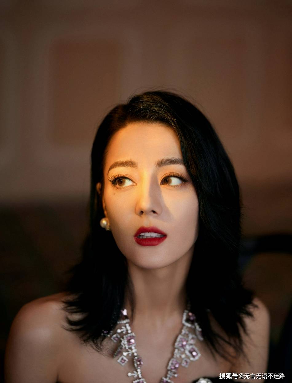 丝绒|迪丽热巴，一袭黑丝绒公主裙，高贵优雅