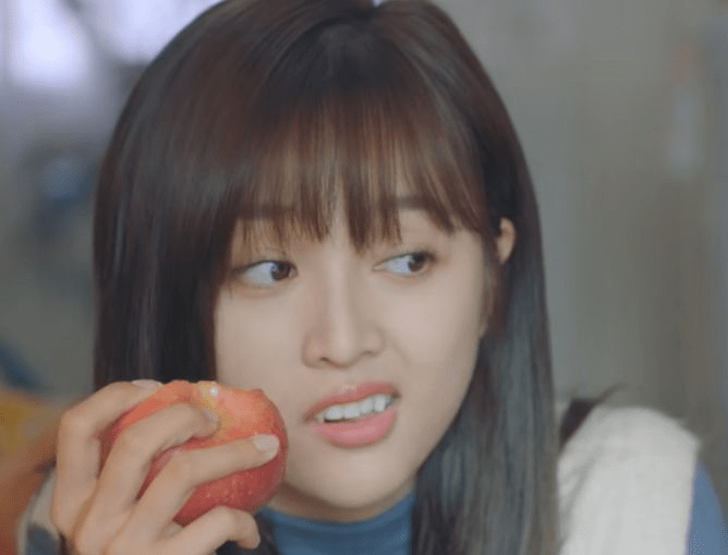 演技|《世界微尘里》首秀成功，吴宣仪演技尴尬，靠原声扳回一城