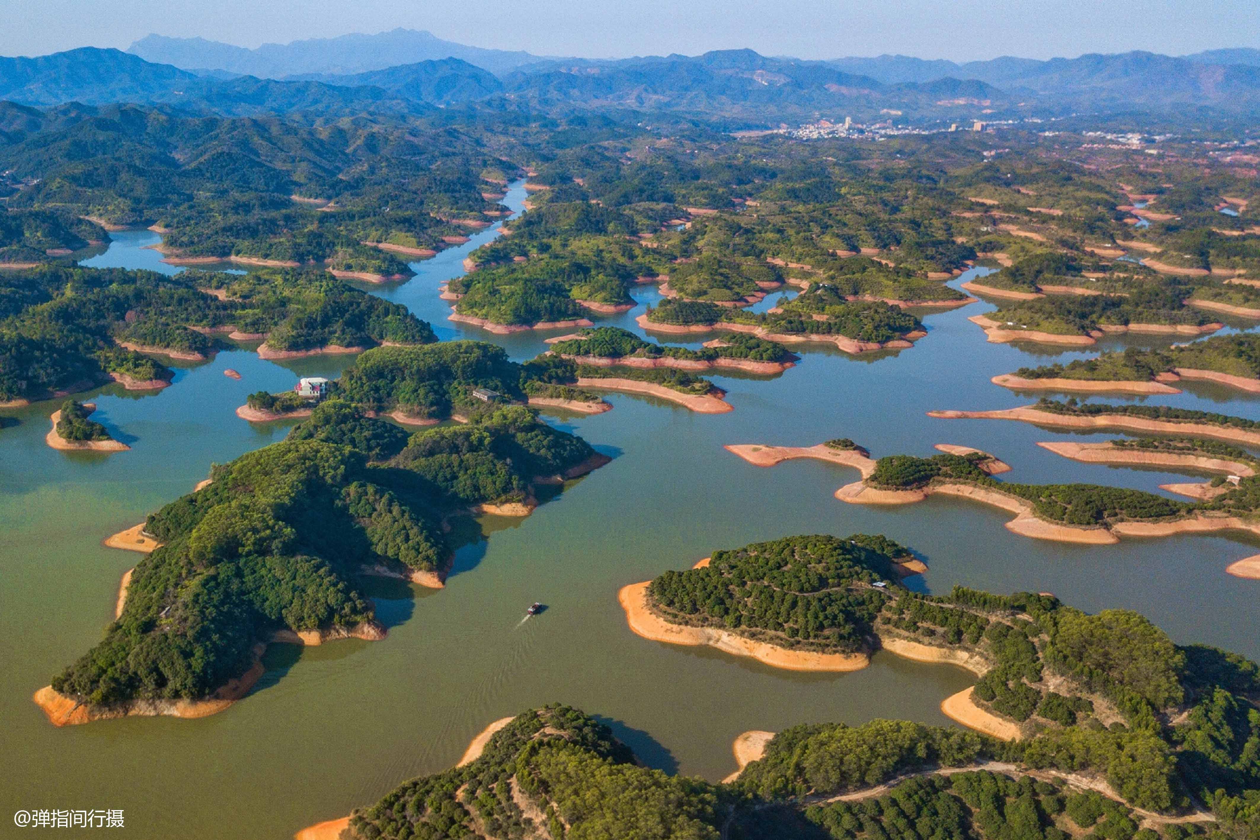 在广东省的东部,有一座低调而极具幸福感的城市,名叫梅州.