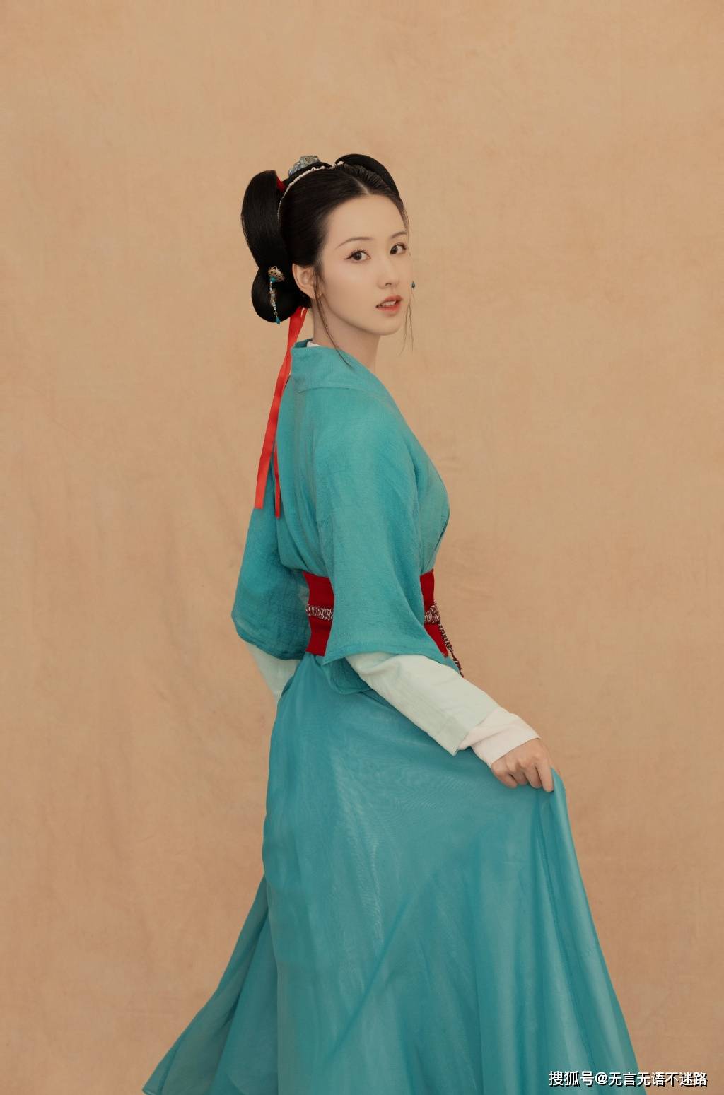 陈都灵古风侍女装扮,宛若画中人,尽显古朴温雅气质