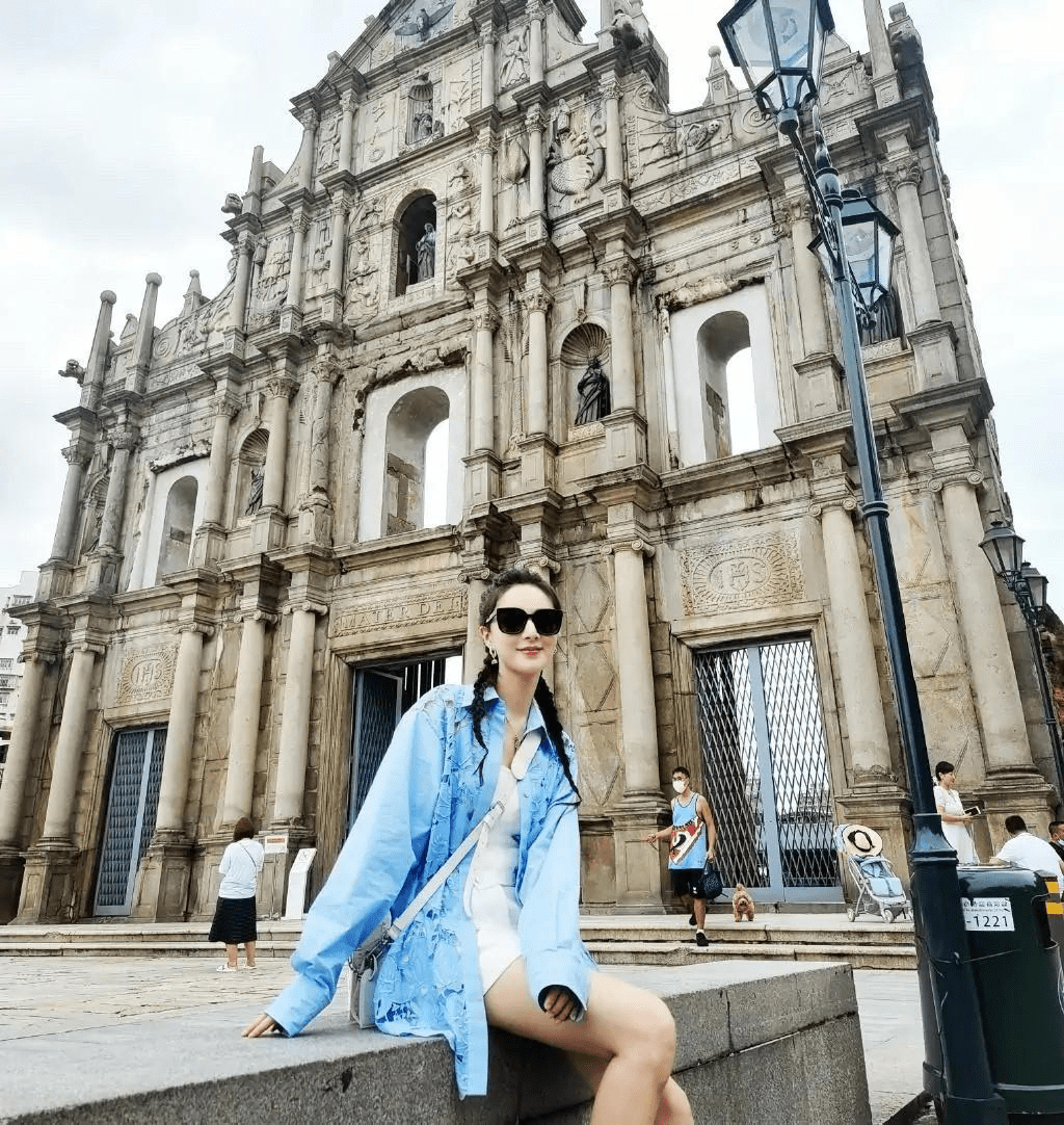 身材|薇娅人红更会穿，衬衫玩下半身失踪，往矮了拍都藏不住大长腿线条