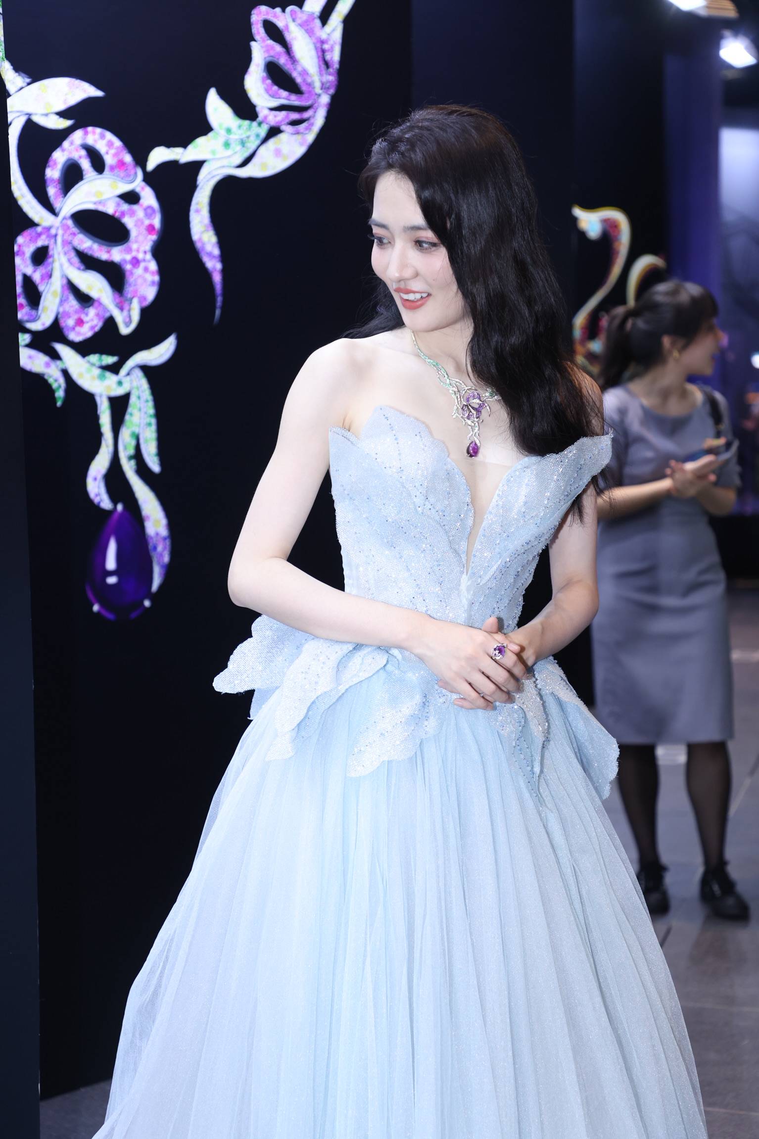 1/ 12 2021年8月20日,上海,徐璐出席tesoro意大利高级珠宝开幕仪式,她