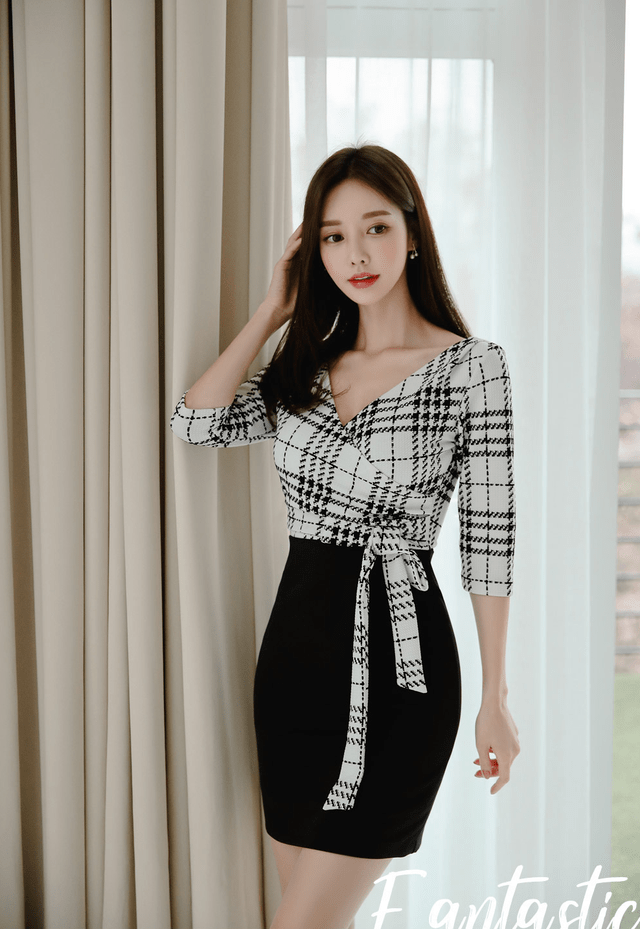 玻璃|女神孙允珠时尚写真：朦胧水雾玻璃浅灰格纹拼色裙