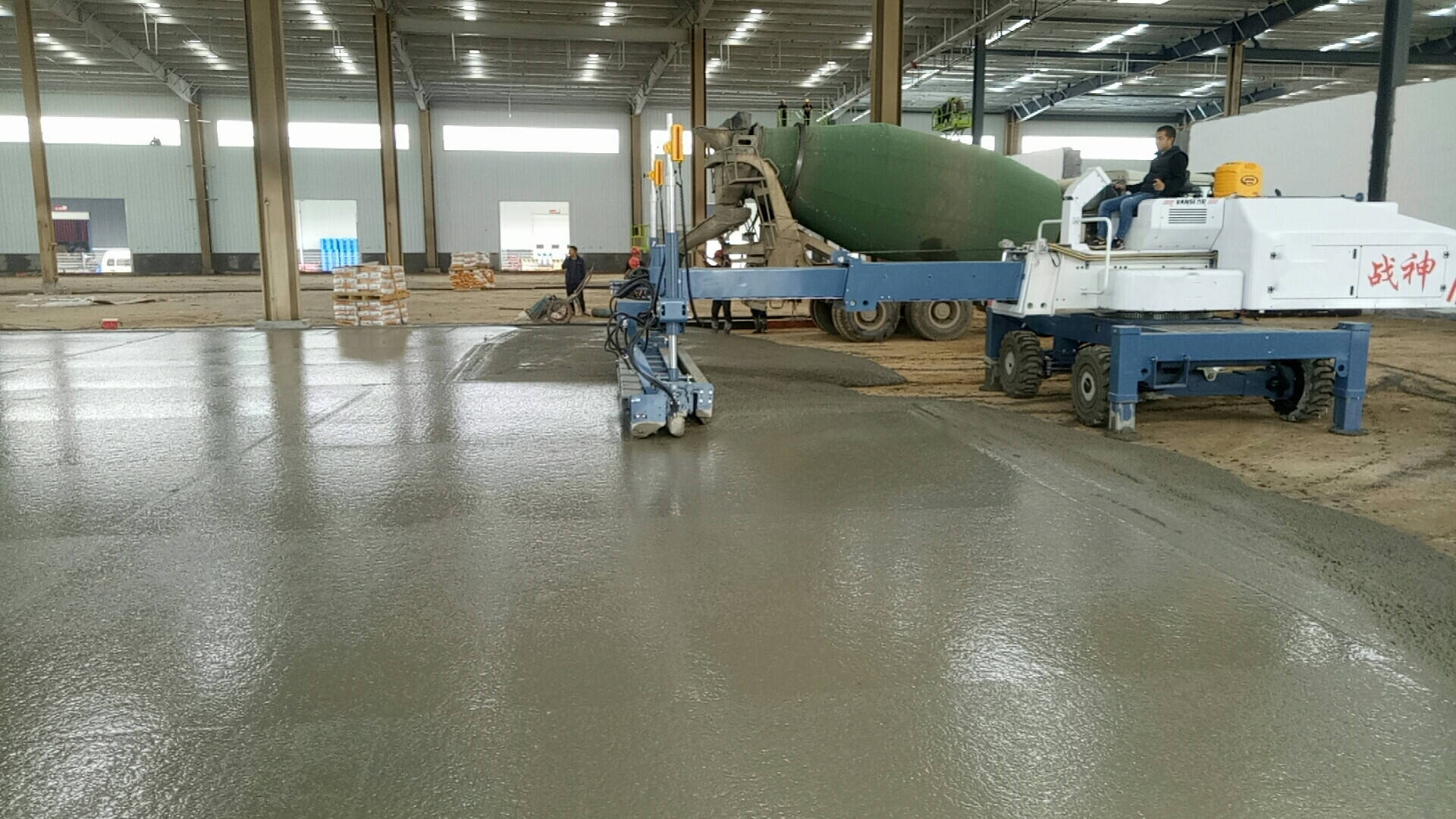 中型伸臂激光整平机厂房内地坪施工手扶小型激光整平机北京厂房施工