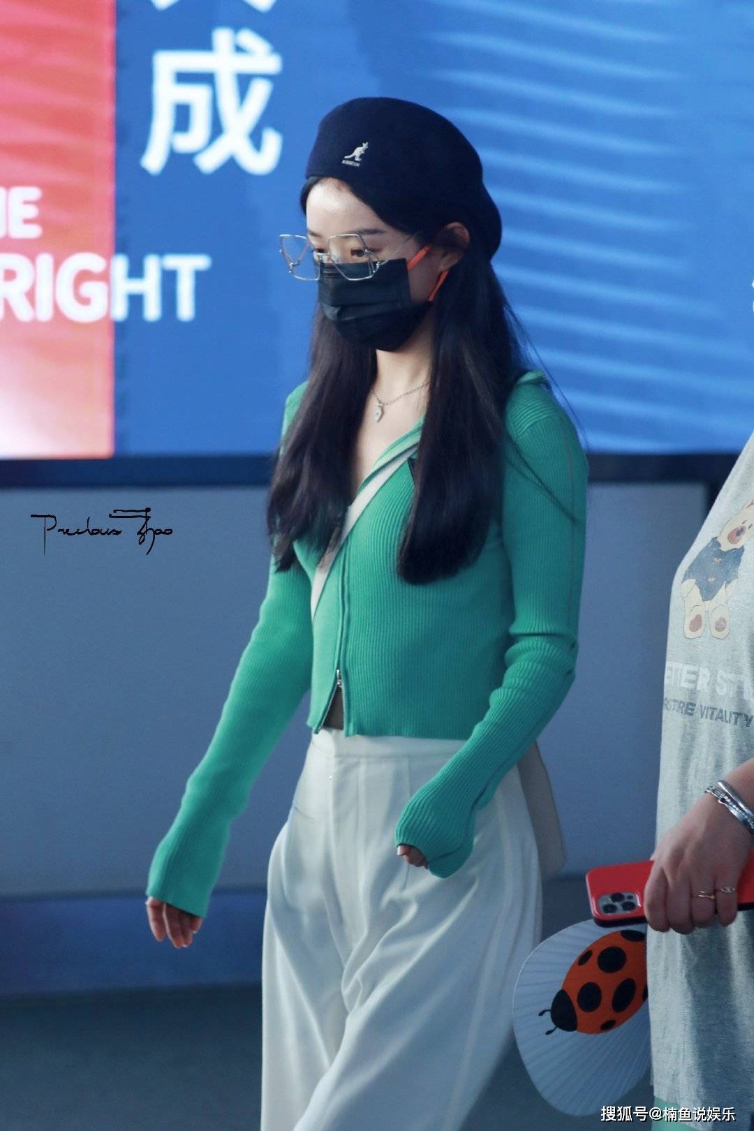 不管从正面拍摄还是侧面抓拍,赵丽颖的小蛮腰着实抢镜,白色长裤更是