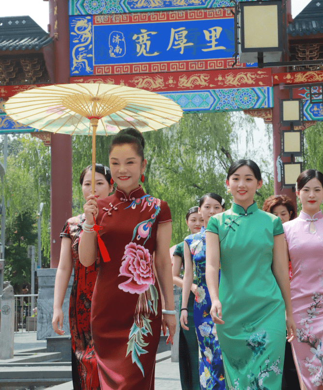 摄影|济南宽厚里 “金扣子旗袍秀”秀出柔情与风韵
