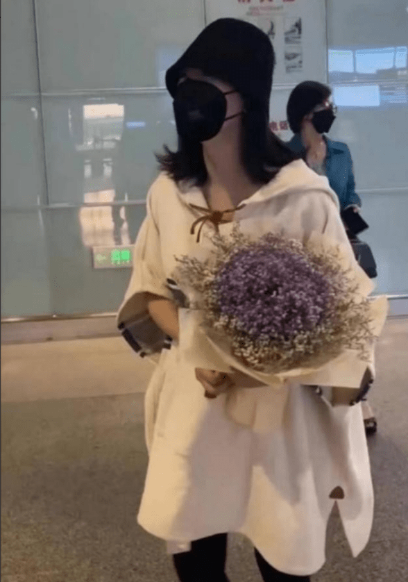 黑色|谢娜怀二胎后首次露面，即将复出开始工作？或与赵丽颖共录节目？