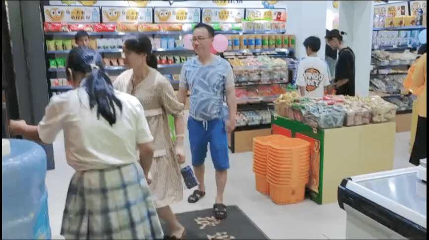 狂潮|大小朋友都爱的零食店怡佳仁,开一家火一家,入驻当地,就掀起一阵购物狂潮