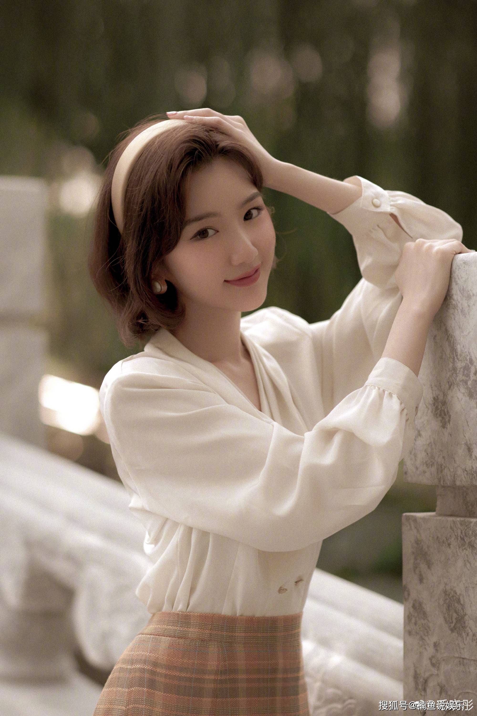 年代|毛晓彤复古写真太美了!90年代厂花既视感,氛围感穿搭美得过分