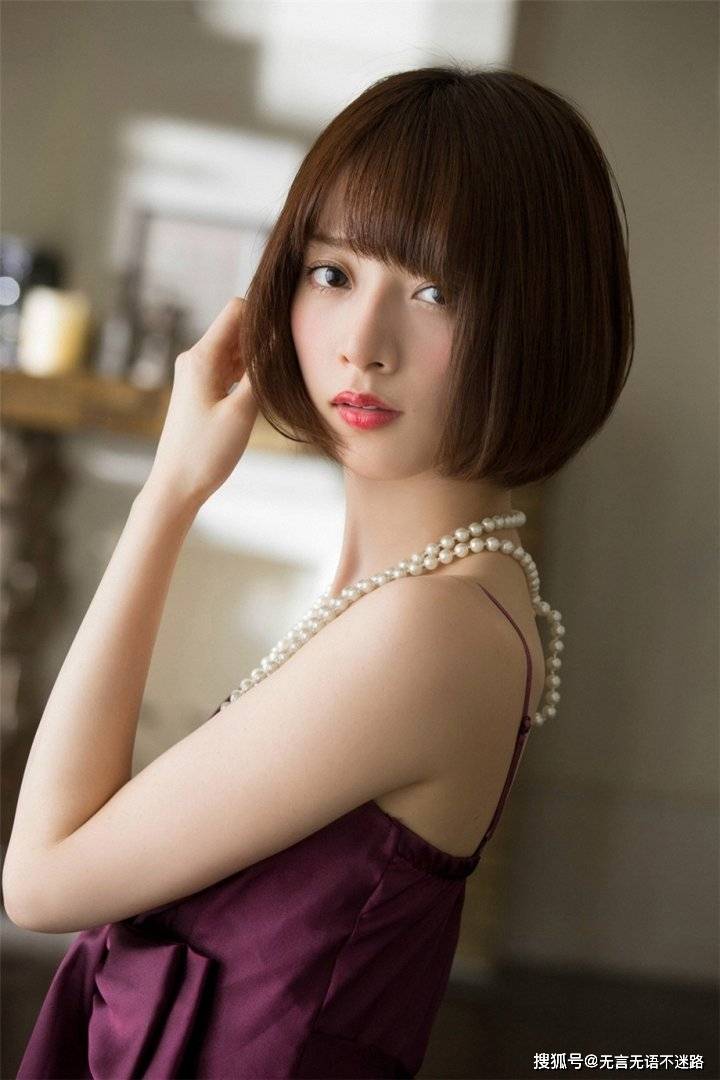 日本美女桥本奈奈未,小露香肩,一种轻熟性感的气质,让人心动