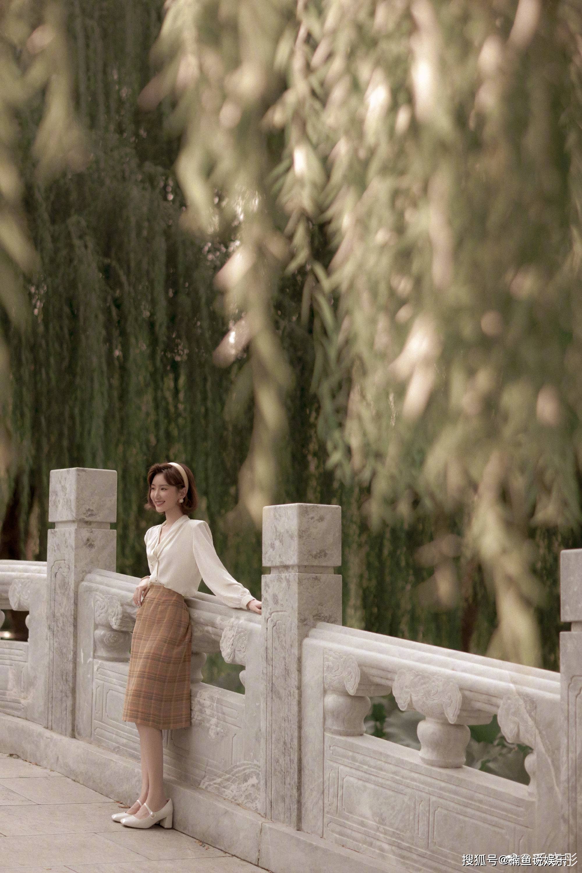 年代|毛晓彤复古写真太美了!90年代厂花既视感,氛围感穿搭美得过分