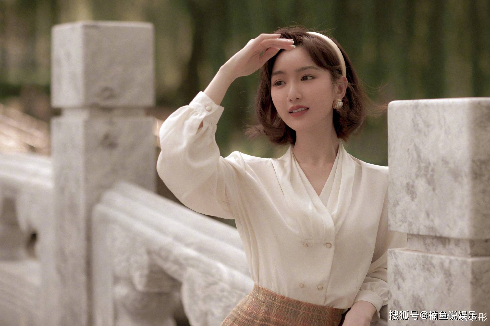 年代|毛晓彤复古写真太美了!90年代厂花既视感,氛围感穿搭美得过分